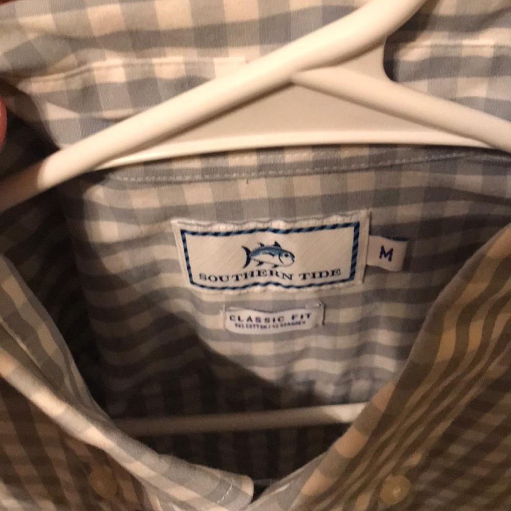 Long sleeve button down. Medium classic fit - Picture 3 of 4